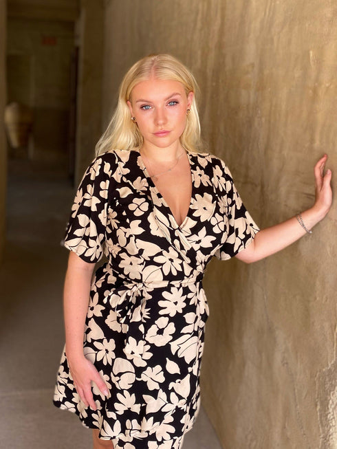 The Flirty Wrap Dress - Summer Style dubai outfit dress brunch fashion mums
