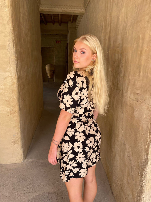 The Flirty Wrap Dress - Summer Style dubai outfit dress brunch fashion mums