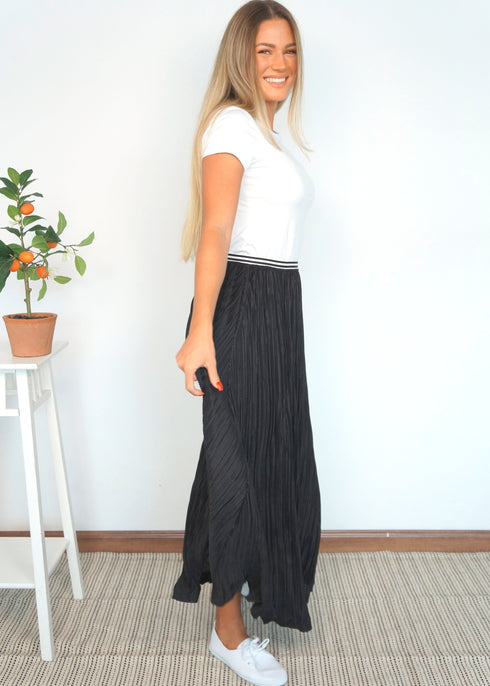 The Pleated Maxi Skirt - Classic Black Pleats dubai outfit dress brunch fashion mums