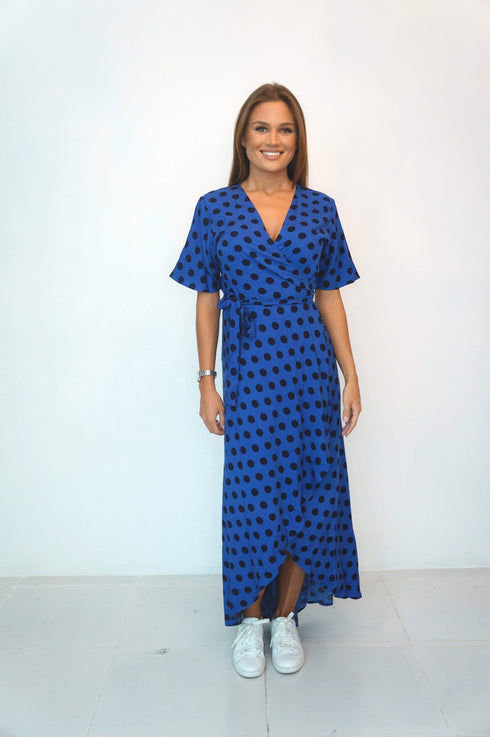 Dress The Maxi Wrap Dress - Dark Blue Domino dubai outfit dress brunch fashion mums